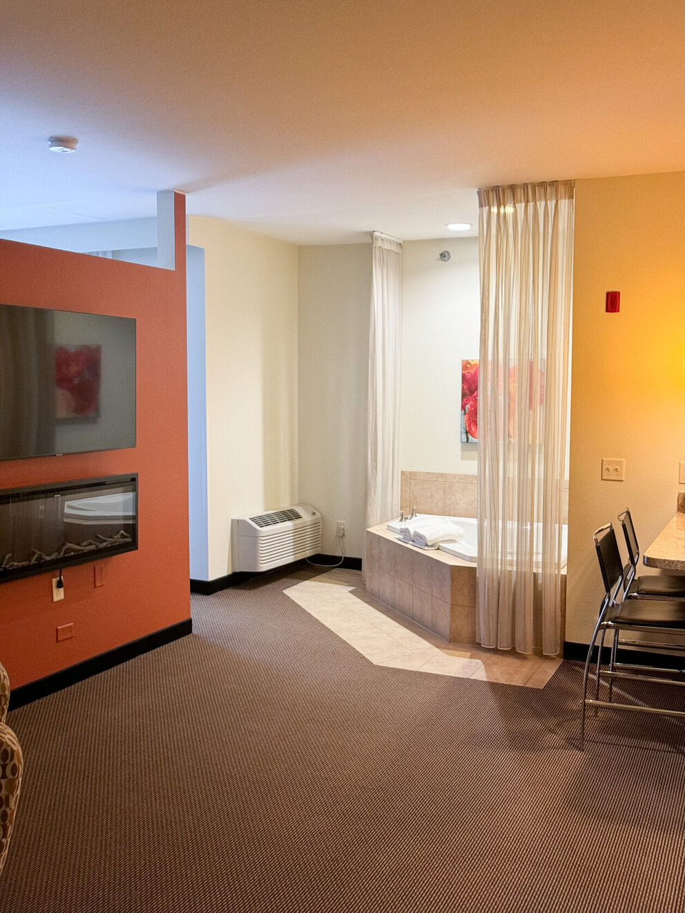 King Grande Suite Jacuzzi Tub